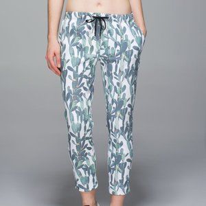 EUC Lululemon Jet Crop 6 Slim Trouser Jogger Prickly Pear Cactus pattern pants